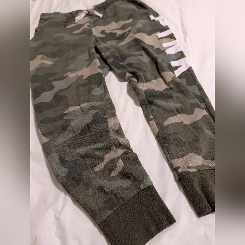Victoria's Secret PINK Green Camo Jogger Lounge Sweatpants - Picture 2 of 8